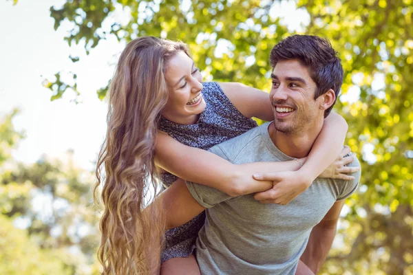 Bonito casal no parque — Fotografia de Stock