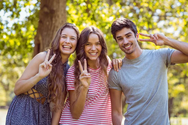 Happy vänner ler mot kameran — Stockfoto