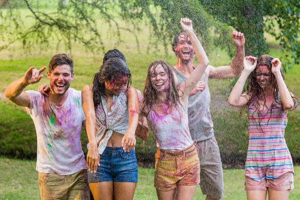 Glückliche Freunde mit Pulverfarbe überzogen — Stockfoto