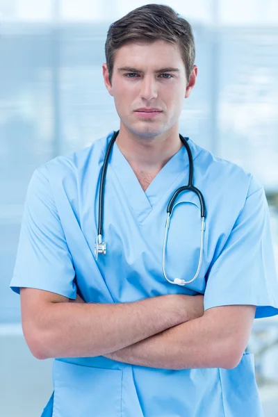 Médico insonriente mirando a la cámara — Foto de Stock