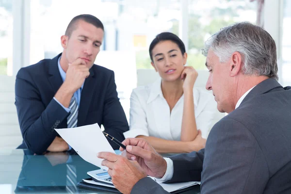 Affärsmän i diskussion på ett kontor — Stockfoto