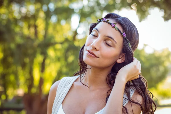 Pretty hipster relaxing in the park — ストック写真