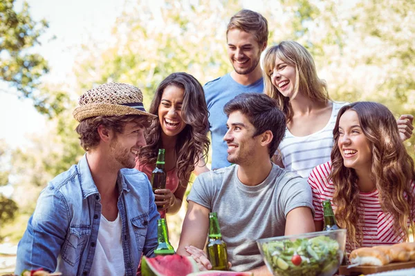 Amici felici al parco a pranzo — Foto Stock