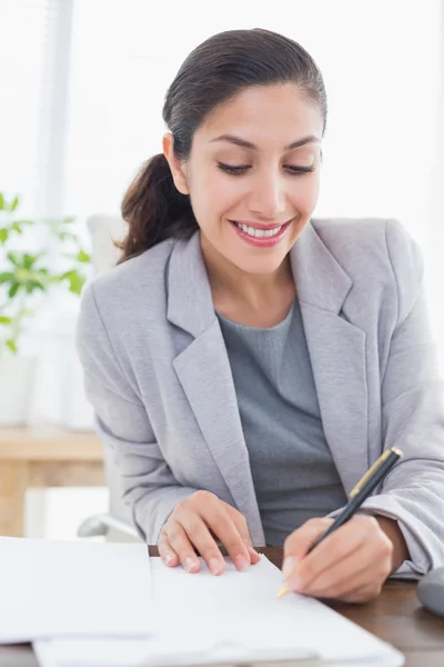 Sorridente donna d'affari scrittura note — Foto Stock