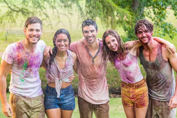 Glückliche Freunde mit Pulverfarbe überzogen — Stockfoto