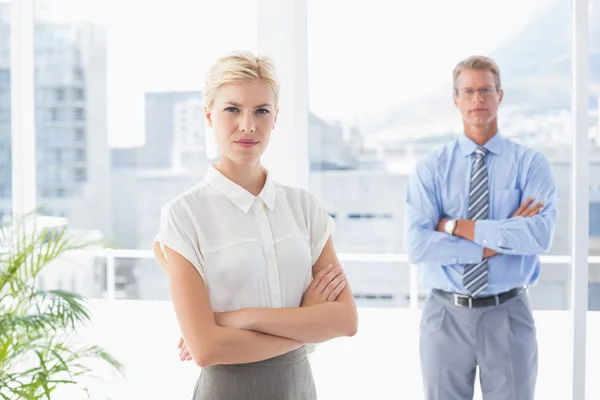 Geschäftspartner blicken vor die Kamera — Stockfoto