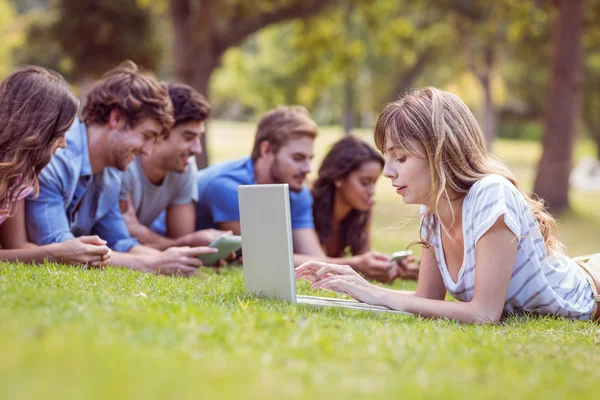 Bonita rubia usando laptop en el parque — Foto de Stock