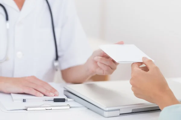 Doctor giving prescription to her patient — Stock Photo, Image
