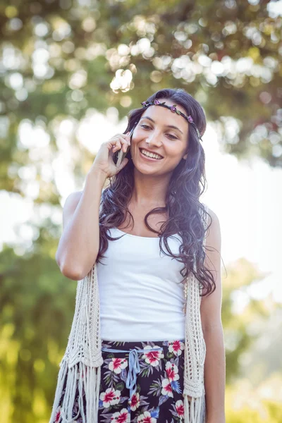 Bella hipster al telefono nel parco — Foto Stock