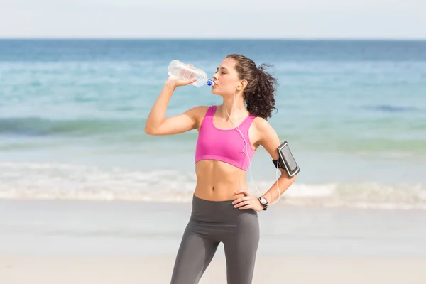 Pretty fit woman drinking water — Stock Photo, Image