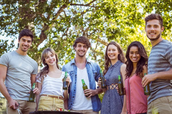 Happy friends in the park having barbecue — Stock Photo, Image