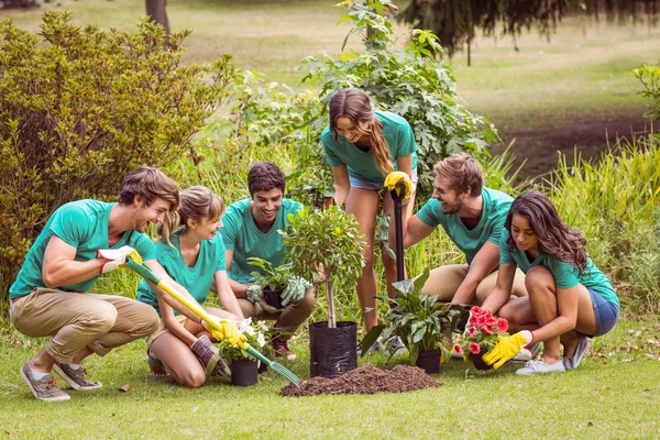 Happy vrienden tuinieren voor de Gemeenschap — Stockfoto