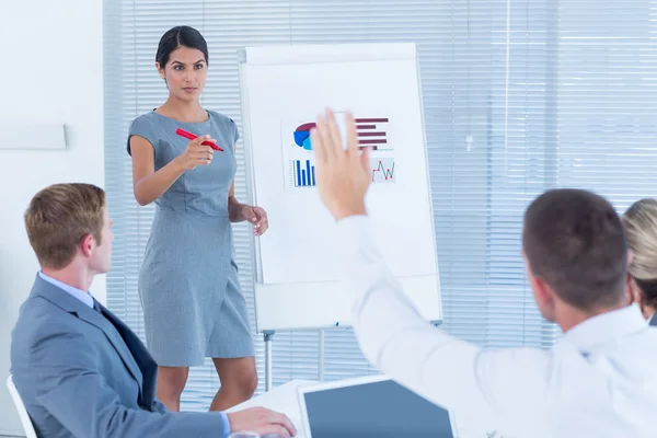 Manager presenting statistics to colleagues — Stock Photo, Image