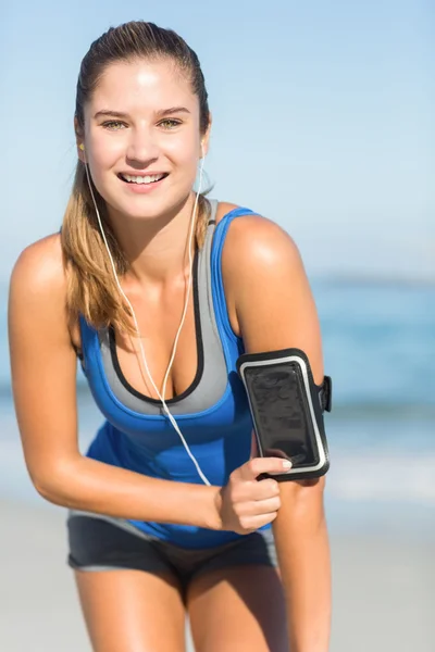 Portrait of beautiful fit woman using her phone — Stock fotografie