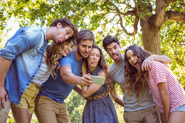 Amigos felices tomando una selfie — Foto de Stock