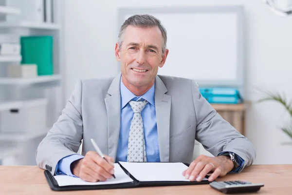 Hombre de negocios sonriente mirando a la cámara — Foto de Stock