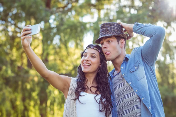 Hipster ζευγάρι που αναλαμβάνει μια selfie — Φωτογραφία Αρχείου