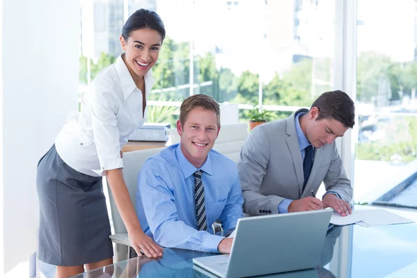 Zakenmensen die laptop gebruiken — Stockfoto