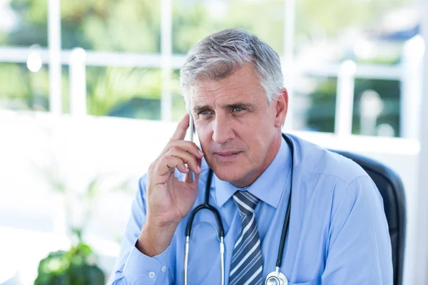 Doctor teniendo una llamada telefónica —  Fotos de Stock