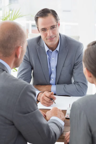 Businessman explaining contract to business partners — Stock Photo, Image