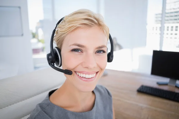 Donna d'affari che indossa un auricolare da lavoro — Foto Stock