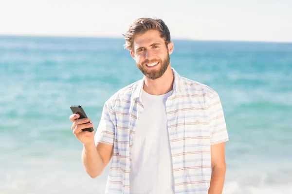 Glücklicher Mann macht Selfie — Stockfoto