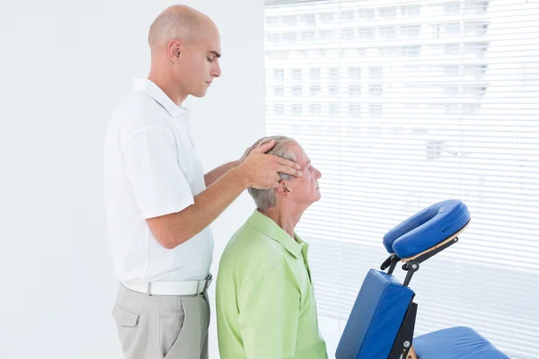 Man having head massage — Stock Photo, Image