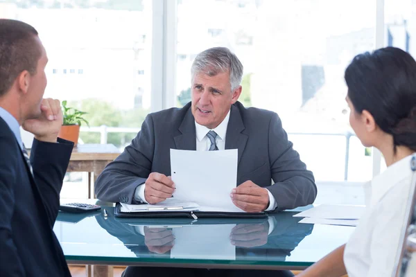 Les gens d'affaires en discussion dans un bureau — Photo