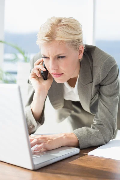 Mujer de negocios usando su computadora portátil — Foto de Stock