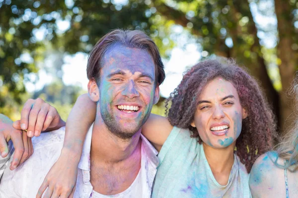 Amici felici ricoperti di vernice in polvere — Foto Stock