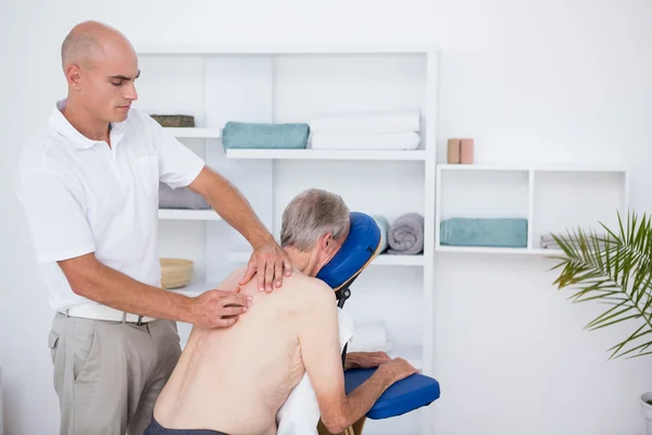 Hombre teniendo masaje de espalda — Foto de Stock