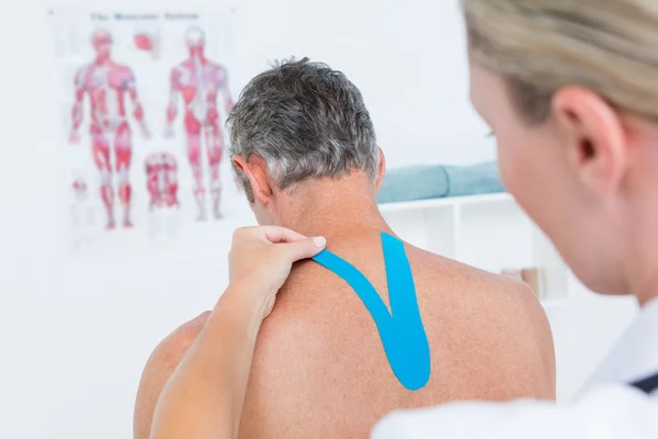 Doctor examining her patient back — Stock Photo, Image