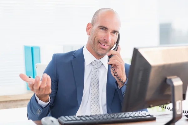 Zakenman aan de telefoon — Stockfoto