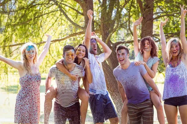 Heureux amis sauter dans l 'eau shoot — Photo