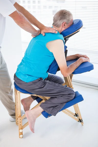 Uomo avendo massaggio alla schiena — Foto Stock