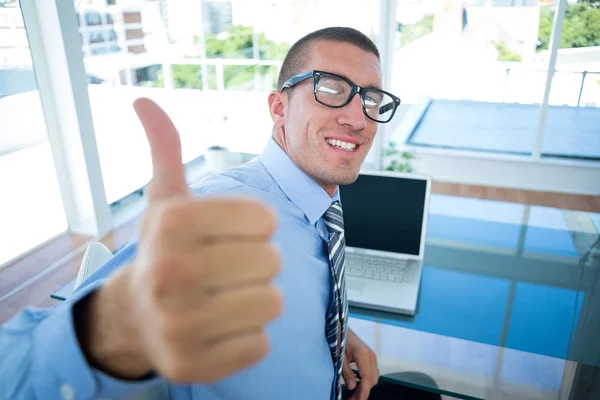 Hombre de negocios sonriente con pulgares arriba — Foto de Stock