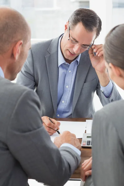 Empresario explicando contrato a socios comerciales —  Fotos de Stock