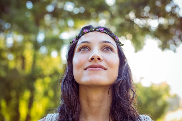 Jolie hipster souriant dans le parc — Photo