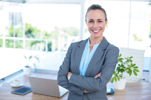 Lächelnde Geschäftsfrau mit verschränkten Armen — Stockfoto