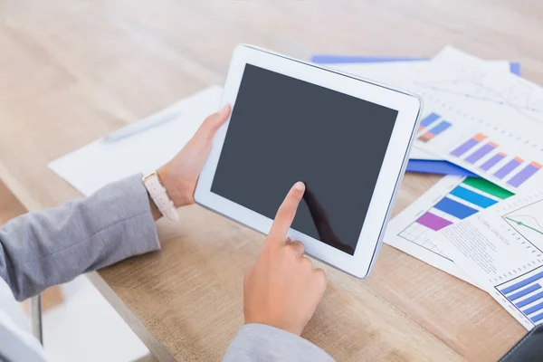 Zakenvrouw met behulp van een Tablet PC — Stockfoto