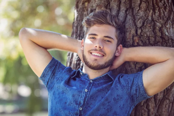 Kameraya gülümseyen yakışıklı hipster — Stok fotoğraf