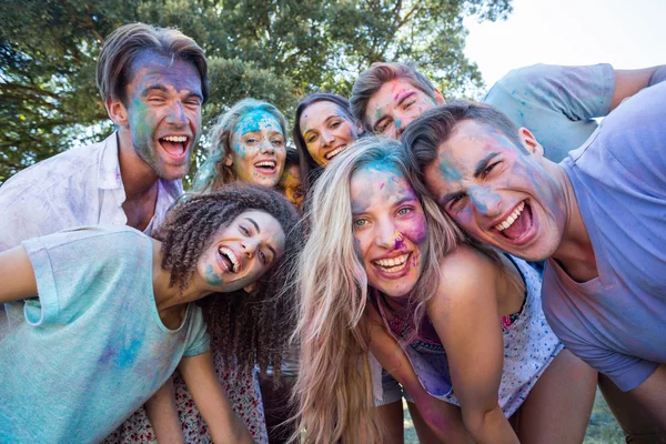 Amigos felizes cobertos de tinta em pó — Fotografia de Stock