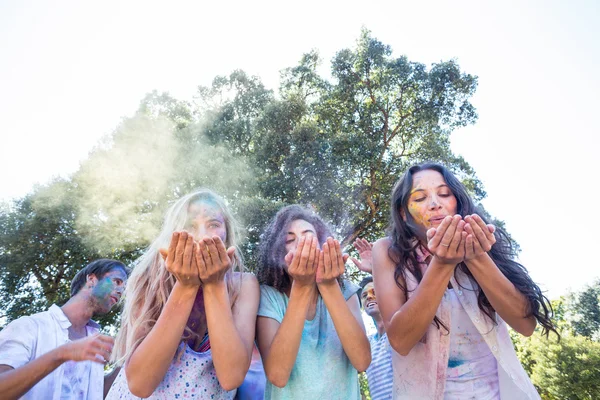 Glückliche Freunde, die mit Puderfarbe spielen — Stockfoto