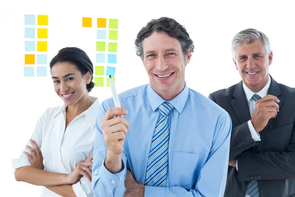 Lächelnde Geschäftsleute beim gemeinsamen Brainstorming — Stockfoto