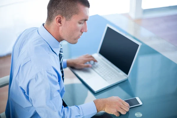 Homem de negócios usando laptop — Fotografia de Stock