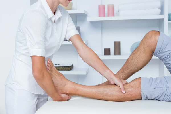Homme ayant massage des jambes — Photo