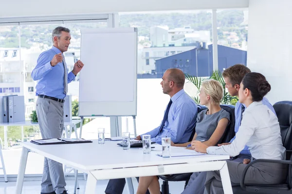 Mensen uit het bedrijfsleven luisteren tijdens vergadering — Stockfoto