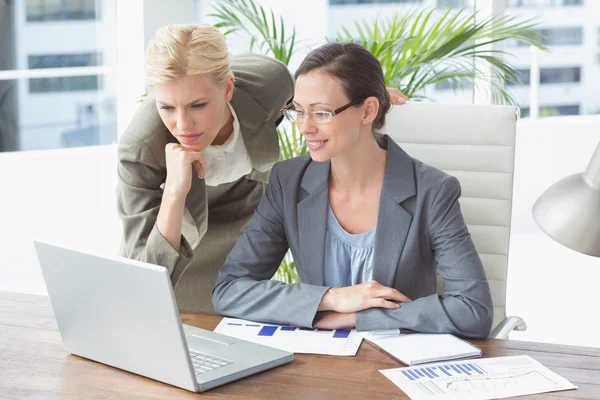 Vrouwelijke ondernemers samen te werken — Stockfoto