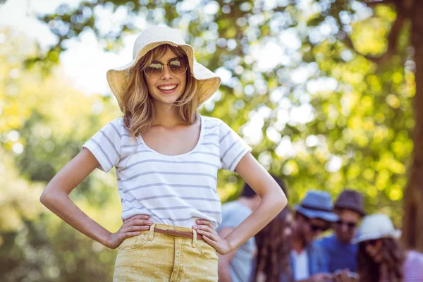 Glada vänner i parken — Stockfoto