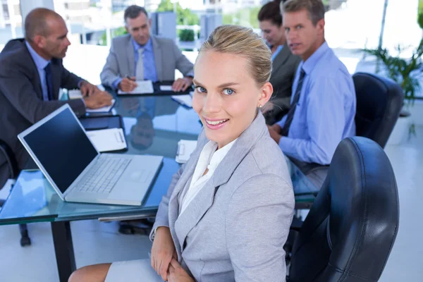 Zakelijke team glimlachen op camera — Stockfoto